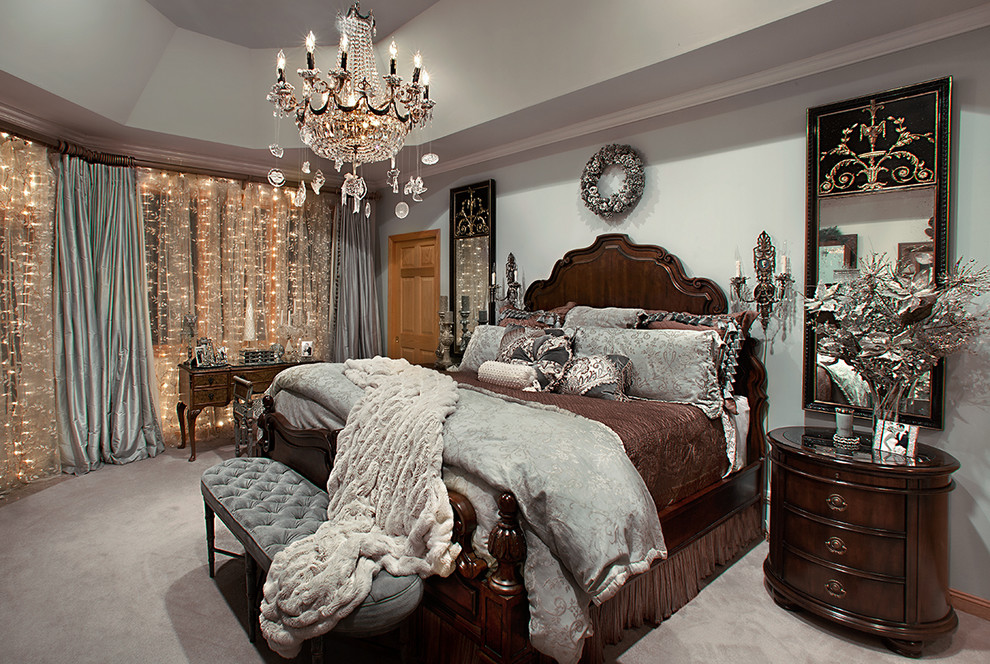Стильный дизайн: хозяйская спальня среднего размера в средиземноморском стиле с синими стенами и ковровым покрытием - последний тренд