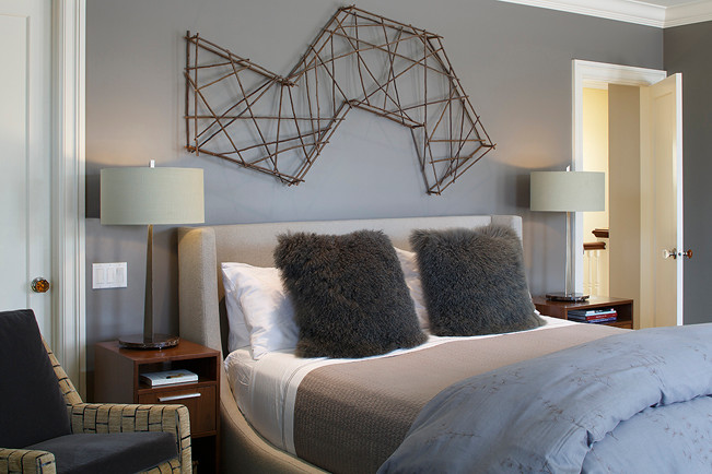 Стильный дизайн: хозяйская спальня среднего размера в морском стиле с синими стенами - последний тренд