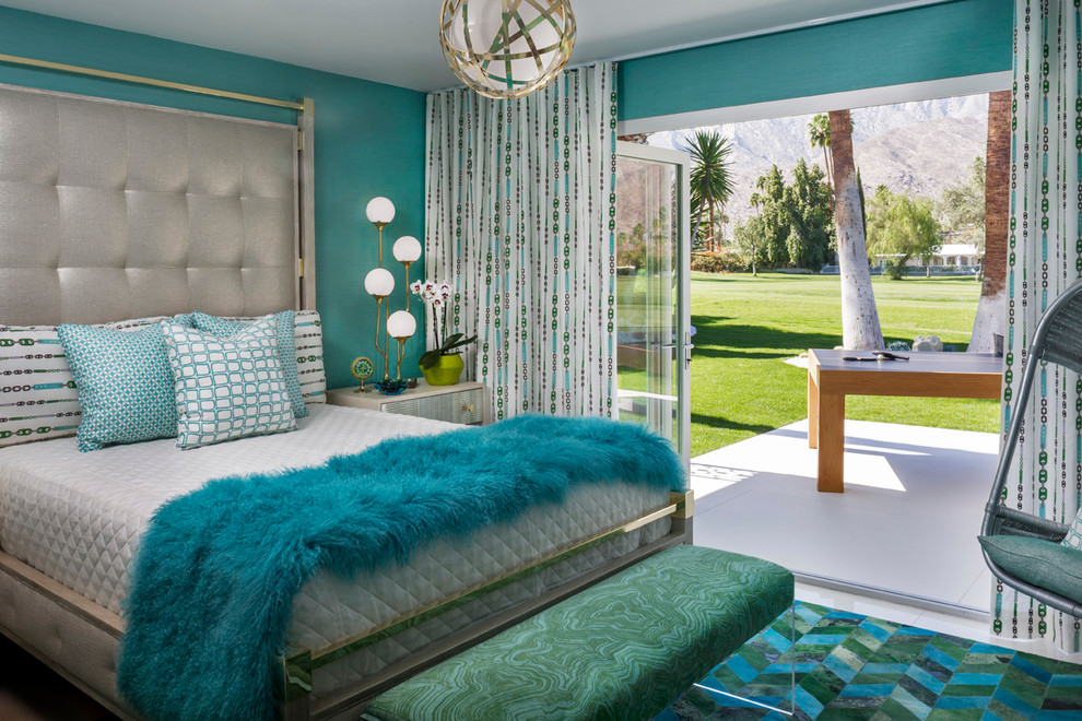 ロサンゼルスにあるミッドセンチュリースタイルのおしゃれな主寝室 (青い壁) のレイアウト
