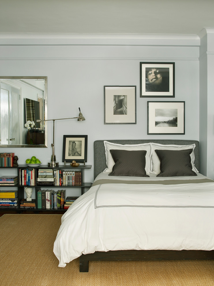 ニューヨークにあるトランジショナルスタイルのおしゃれな寝室 (白い壁)