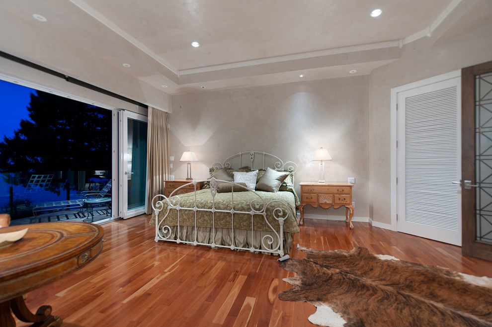 Mittelgroßes Klassisches Hauptschlafzimmer mit beiger Wandfarbe und braunem Holzboden in Vancouver
