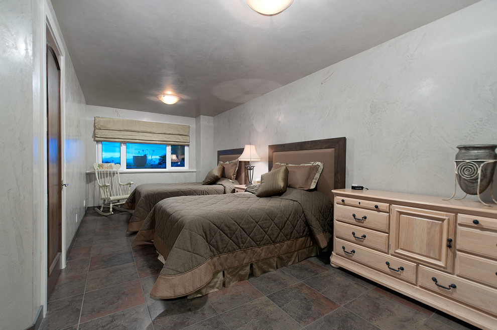 Esempio di una camera degli ospiti minimal di medie dimensioni con pareti grigie e pavimento in ardesia