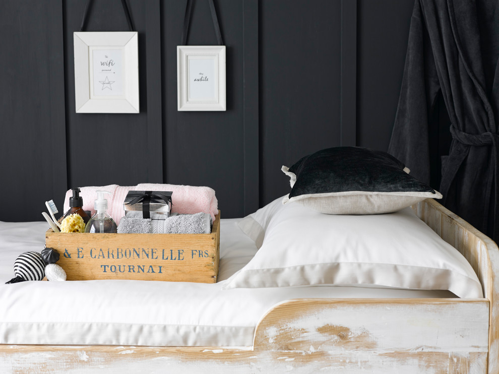 На фото: спальня в стиле рустика с черными стенами