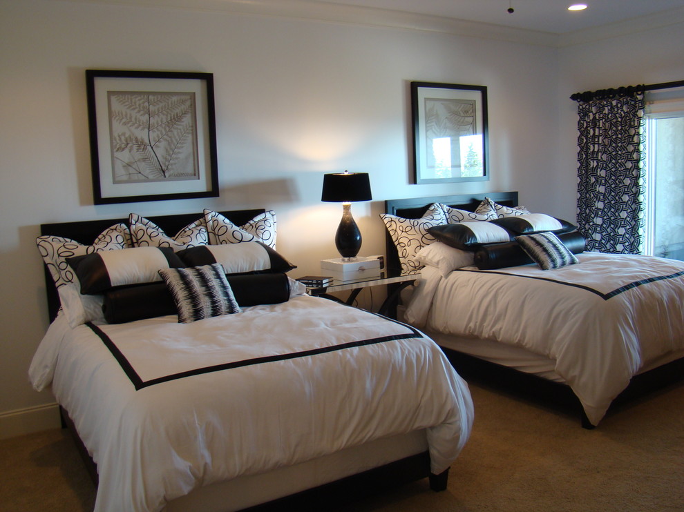 シャーロットにあるコンテンポラリースタイルのおしゃれな客用寝室 (白い壁、カーペット敷き、暖炉なし) のレイアウト