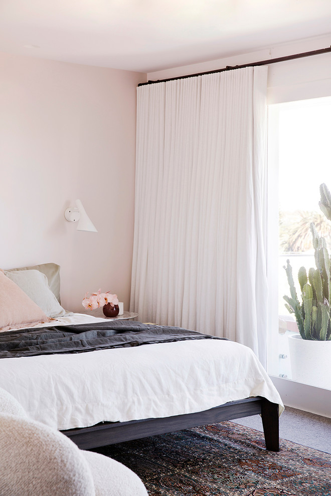 Immagine di una camera da letto contemporanea con pareti rosa e pavimento grigio