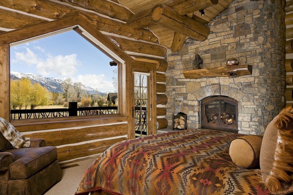 Cette photo montre une chambre avec moquette montagne avec une cheminée standard et un manteau de cheminée en pierre.