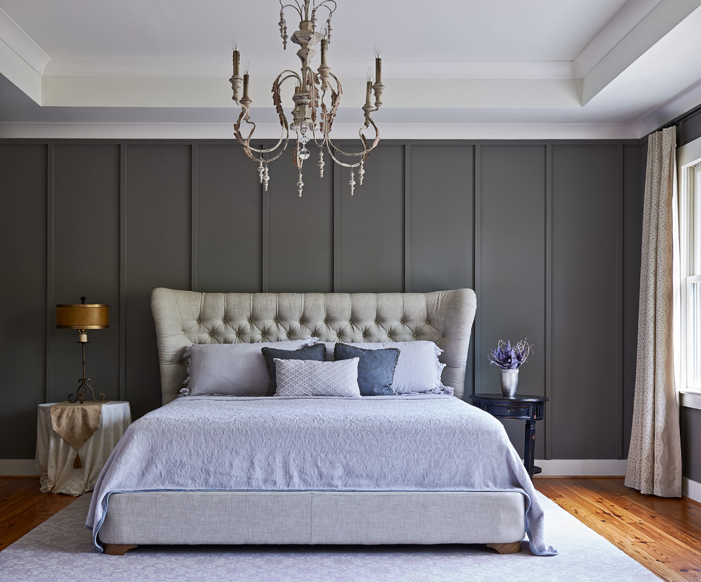 Стильный дизайн: хозяйская спальня в стиле неоклассика (современная классика) с серыми стенами и паркетным полом среднего тона - последний тренд