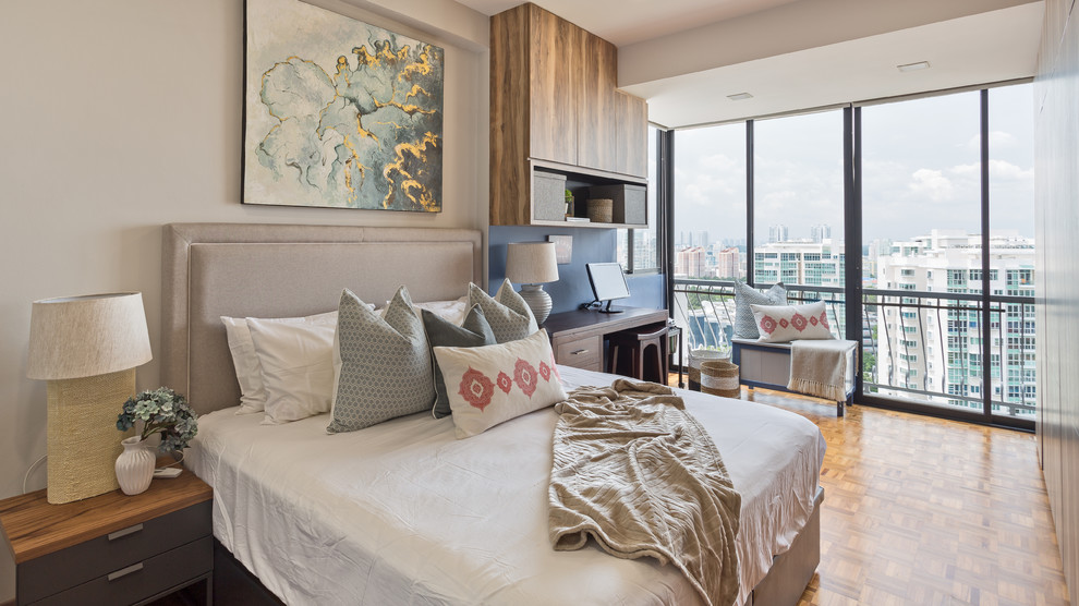 Modernes Gästezimmer mit grauer Wandfarbe, braunem Holzboden und braunem Boden in Singapur