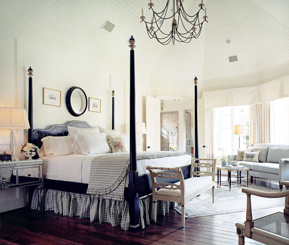 Diseño de dormitorio clásico de tamaño medio con paredes blancas y suelo de madera en tonos medios