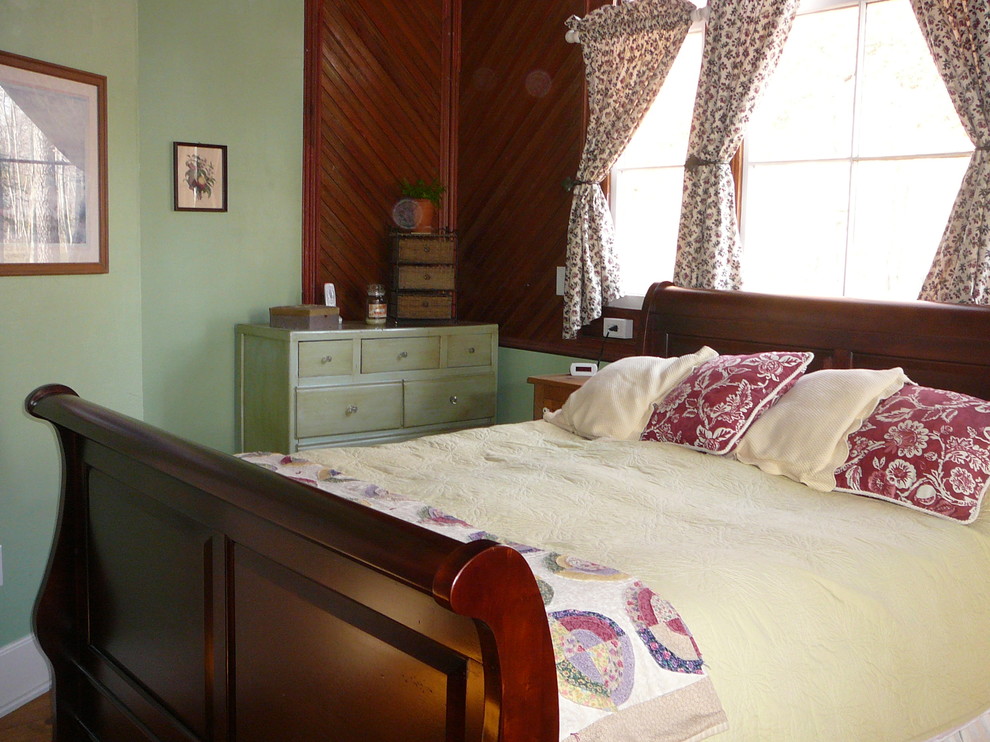 Mittelgroßes Country Hauptschlafzimmer ohne Kamin mit grüner Wandfarbe und braunem Holzboden in Wilmington