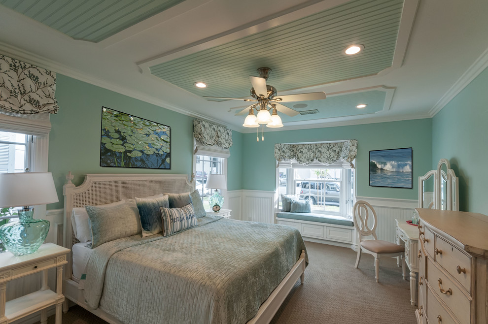 Foto de dormitorio principal tradicional de tamaño medio sin chimenea con paredes multicolor y moqueta