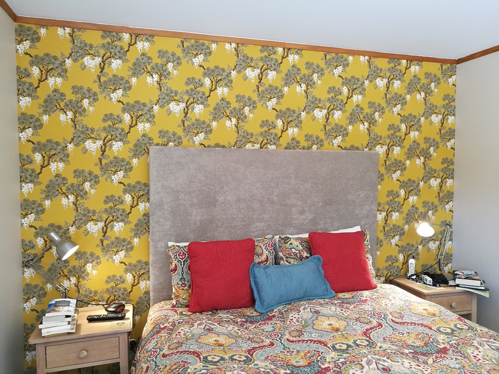 Пример оригинального дизайна: хозяйская спальня среднего размера в современном стиле с разноцветными стенами, ковровым покрытием и бежевым полом