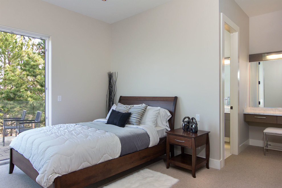 Modernes Schlafzimmer mit grauer Wandfarbe und Teppichboden in Vancouver