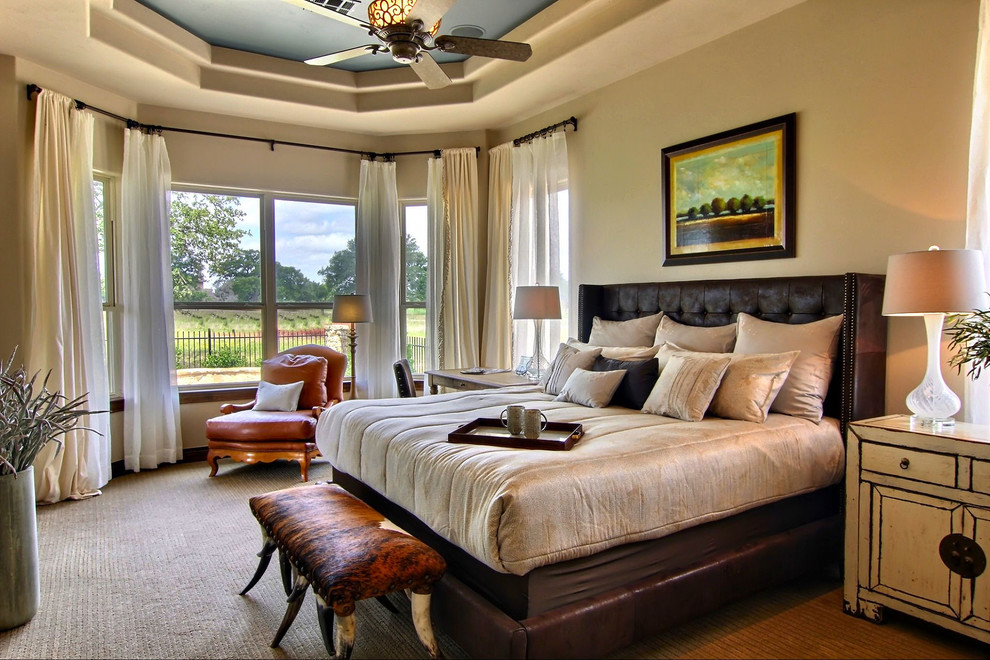 Свежая идея для дизайна: спальня в классическом стиле с бежевыми стенами и ковровым покрытием - отличное фото интерьера