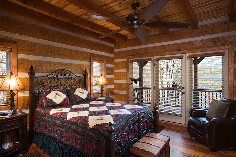 Ejemplo de dormitorio principal rural grande sin chimenea con paredes marrones y suelo de madera oscura