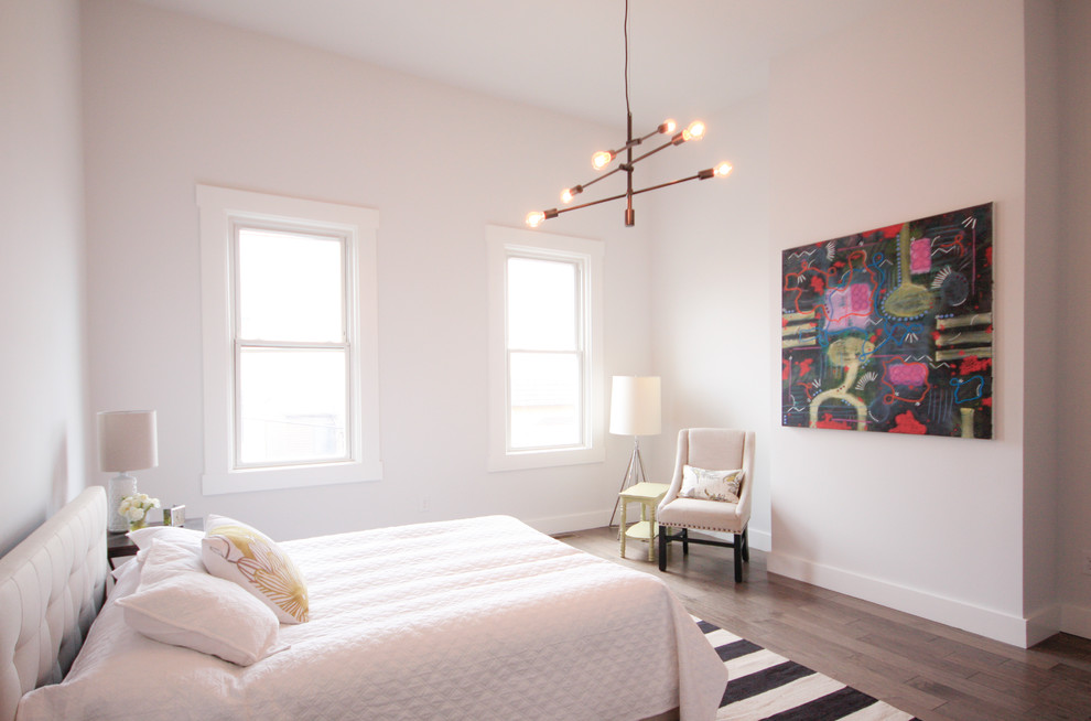 На фото: хозяйская спальня среднего размера в стиле фьюжн с белыми стенами и темным паркетным полом