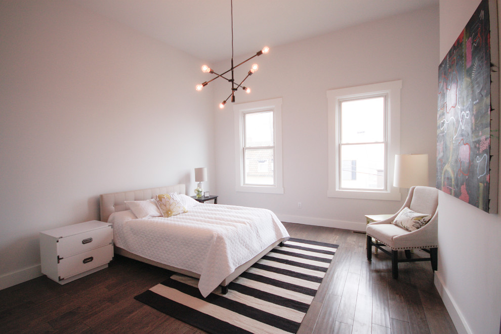 シンシナティにある中くらいなエクレクティックスタイルのおしゃれな主寝室 (白い壁、濃色無垢フローリング) のインテリア
