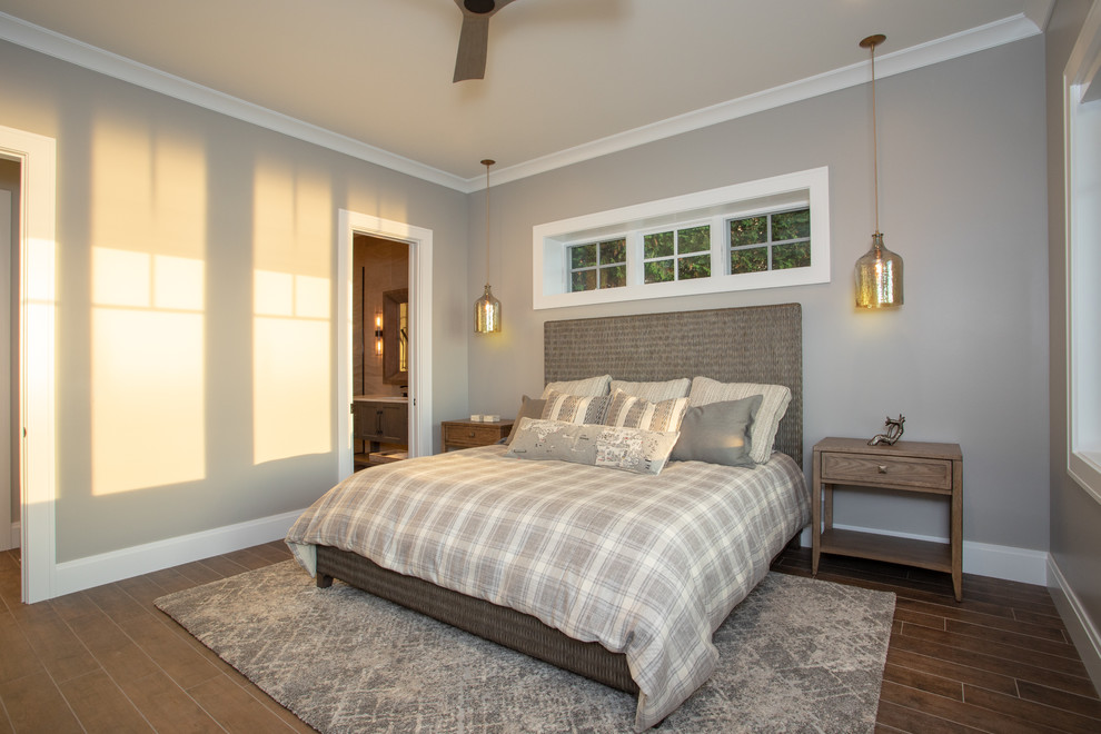 На фото: большая гостевая спальня (комната для гостей) в современном стиле с серыми стенами, полом из керамогранита и коричневым полом с