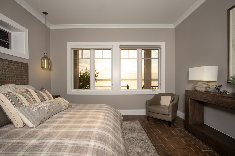 他の地域にある広いコンテンポラリースタイルのおしゃれな客用寝室 (グレーの壁、磁器タイルの床、茶色い床) のレイアウト