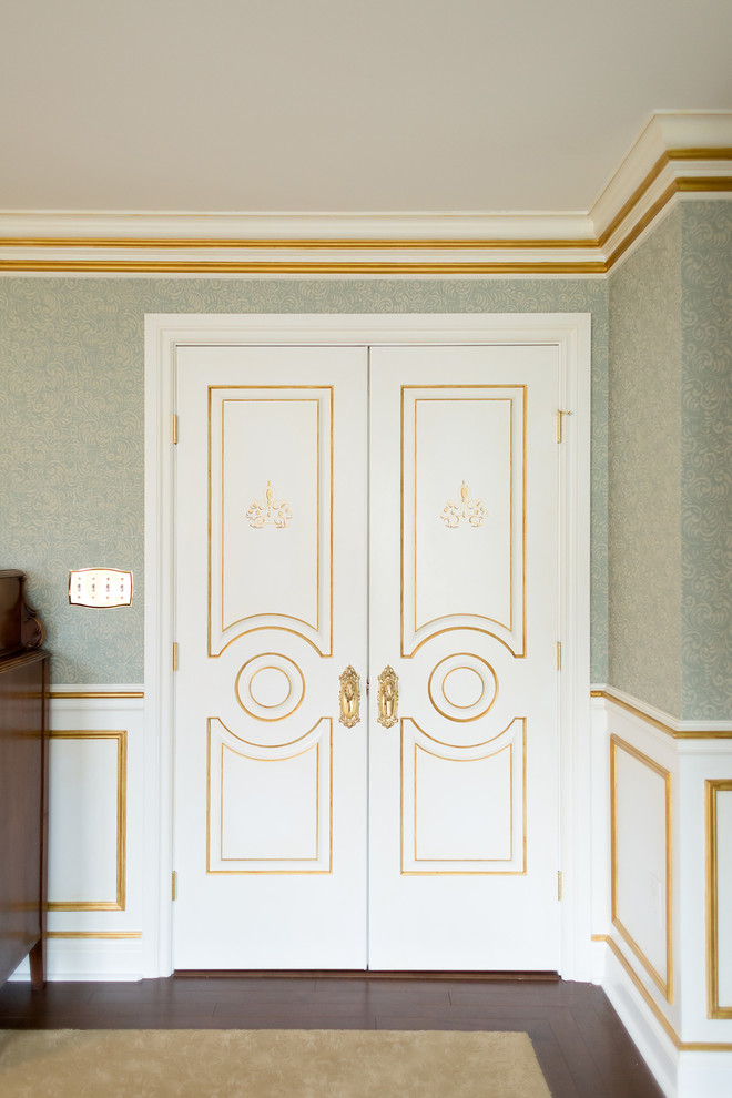 Пример оригинального дизайна: большая хозяйская спальня в викторианском стиле с синими стенами, ковровым покрытием и бежевым полом без камина