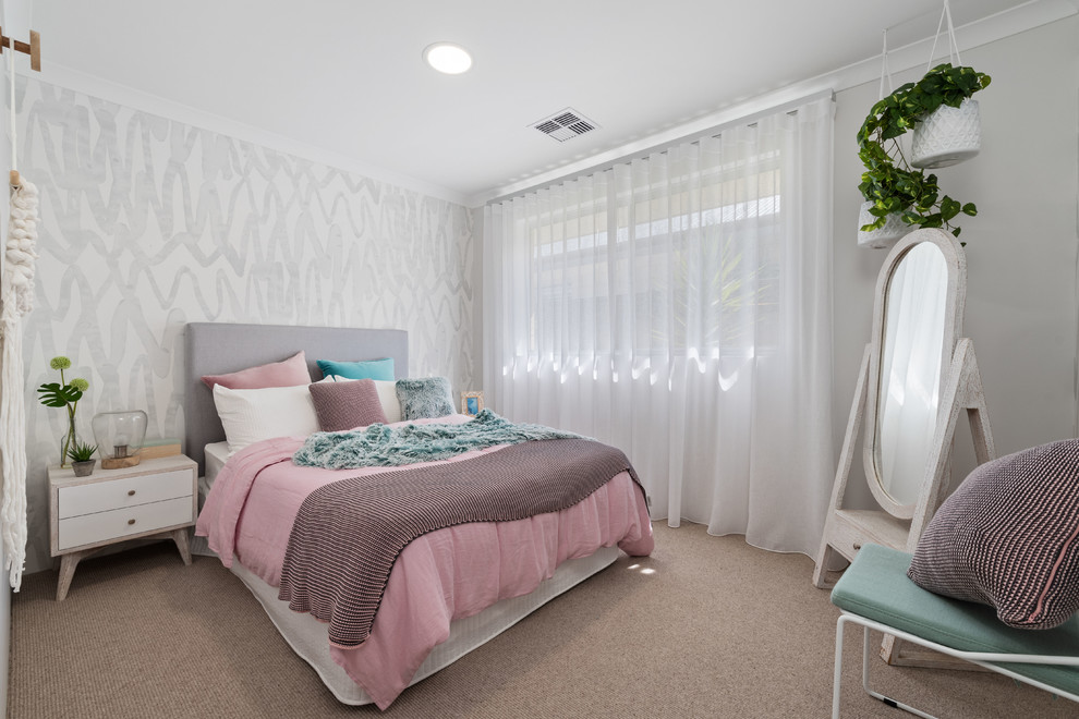 Пример оригинального дизайна: спальня в современном стиле с серыми стенами, ковровым покрытием и бежевым полом