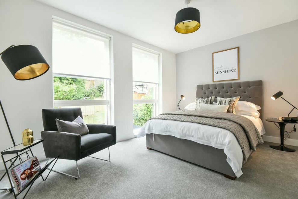 Diseño de dormitorio contemporáneo de tamaño medio con paredes grises, moqueta y suelo gris