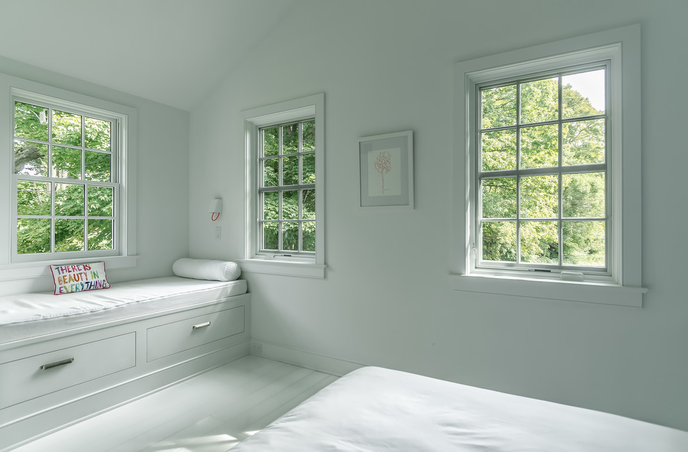 Immagine di una camera da letto country di medie dimensioni con pareti bianche