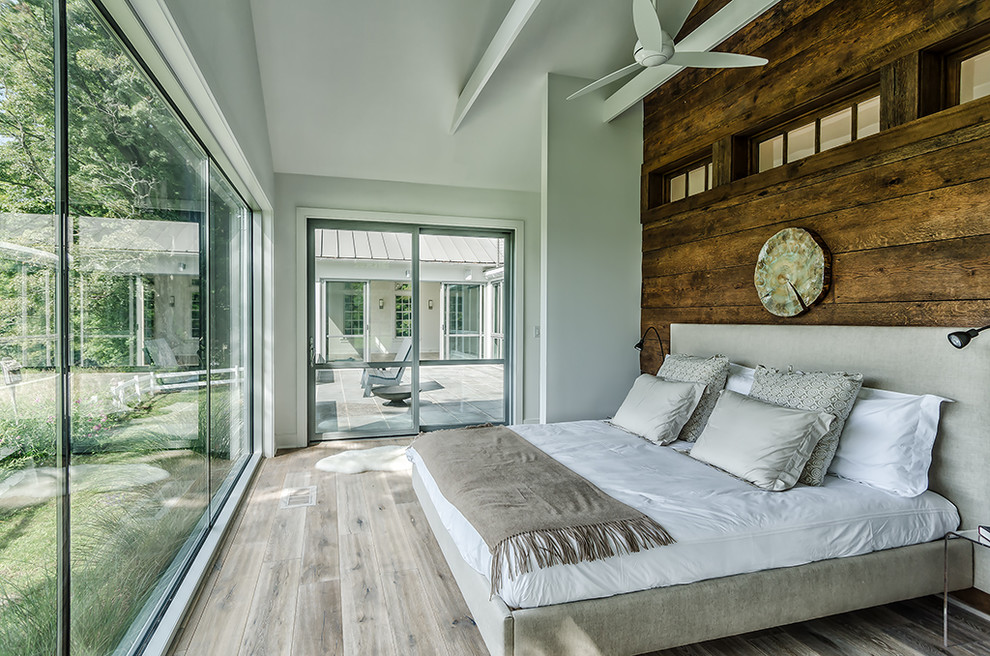 Foto de dormitorio campestre de tamaño medio con paredes blancas y suelo de madera clara