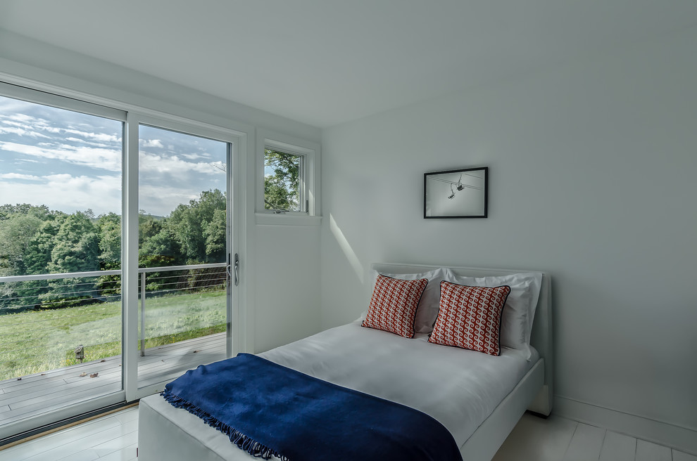 Mittelgroßes Country Schlafzimmer mit weißer Wandfarbe in New York