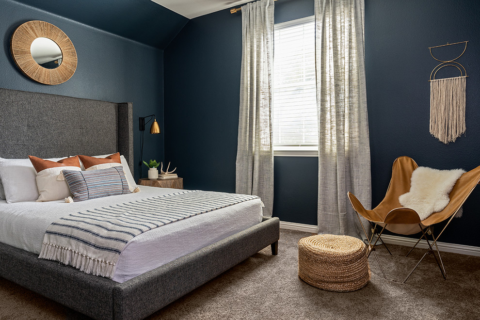 Пример оригинального дизайна: гостевая спальня (комната для гостей) в современном стиле с синими стенами