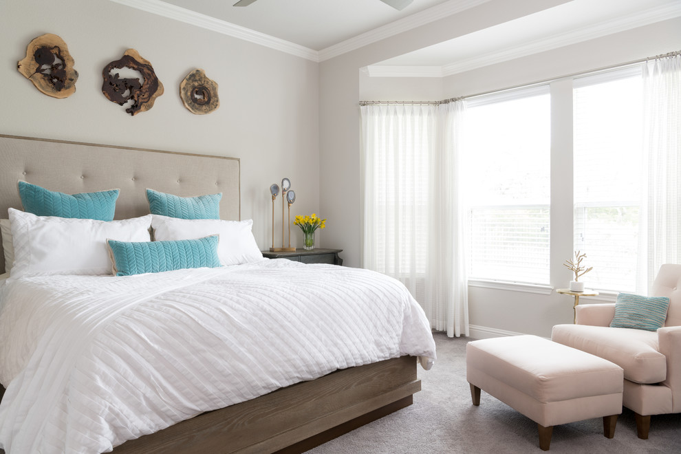 Ejemplo de dormitorio marinero con paredes grises, moqueta y suelo gris