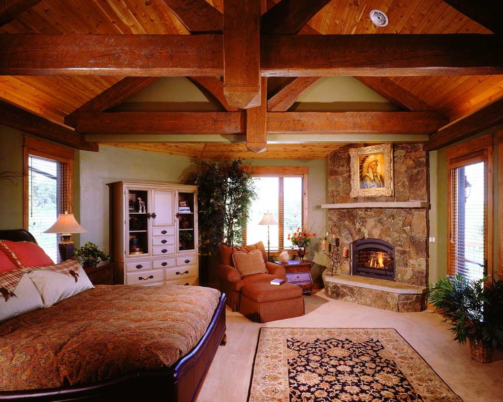 Cette image montre une grande chambre chalet avec un mur vert, une cheminée standard, un manteau de cheminée en pierre et un sol blanc.