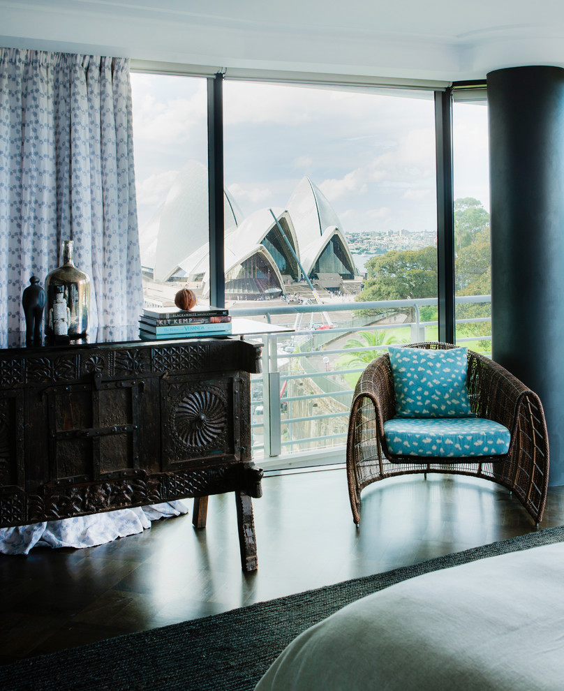 Mittelgroßes Stilmix Hauptschlafzimmer mit blauer Wandfarbe, dunklem Holzboden und braunem Boden in Sydney