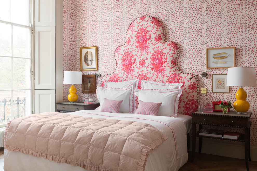 Идея дизайна: спальня в стиле фьюжн с розовыми стенами