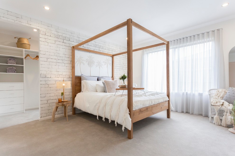 メルボルンにあるビーチスタイルのおしゃれな寝室 (白い壁、カーペット敷き、ベージュの床) のレイアウト
