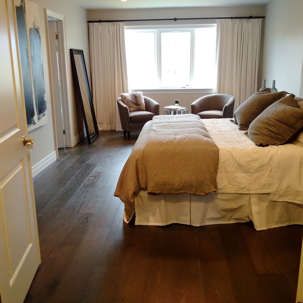 Ejemplo de dormitorio principal actual de tamaño medio sin chimenea con paredes blancas, suelo de madera oscura y suelo marrón