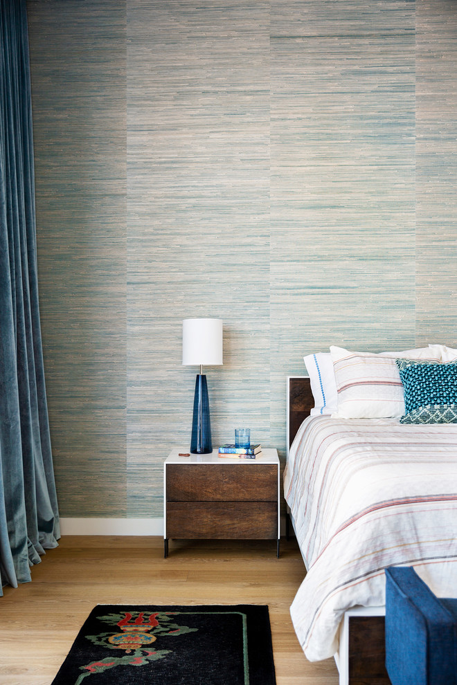 Mittelgroßes Modernes Hauptschlafzimmer mit blauer Wandfarbe und braunem Holzboden in New York
