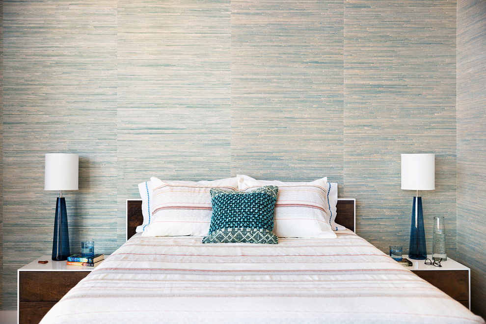 Immagine di una camera matrimoniale contemporanea di medie dimensioni con pareti blu e pavimento in legno massello medio