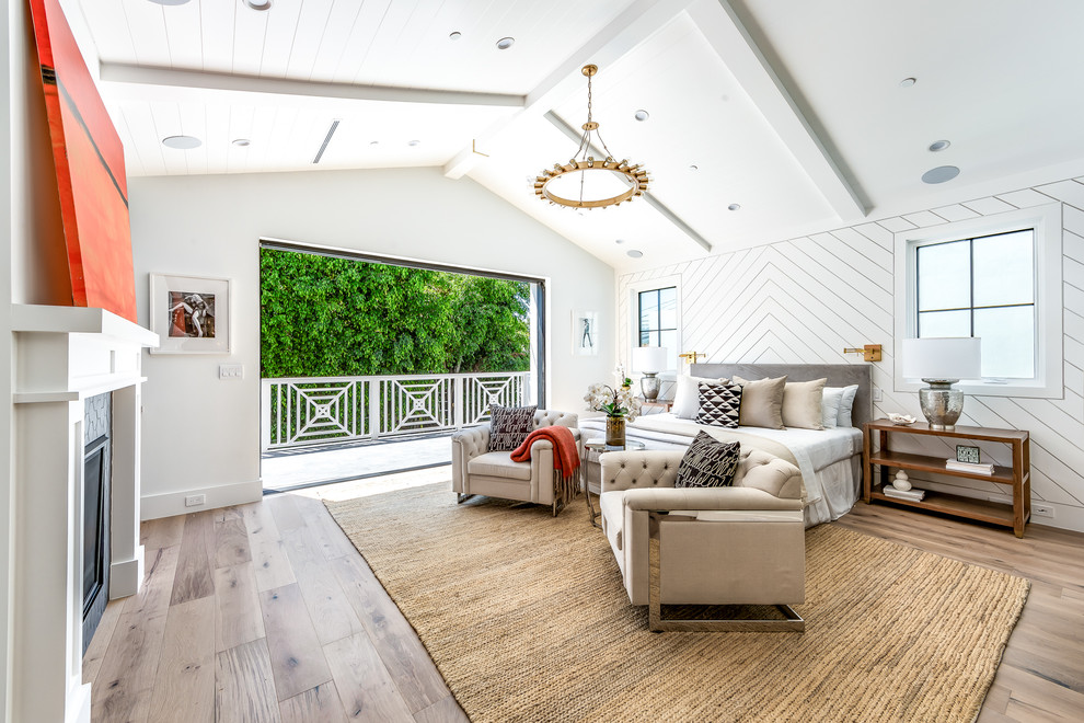 Idéer för att renovera ett vintage sovrum, med vita väggar, ljust trägolv, en standard öppen spis och beiget golv