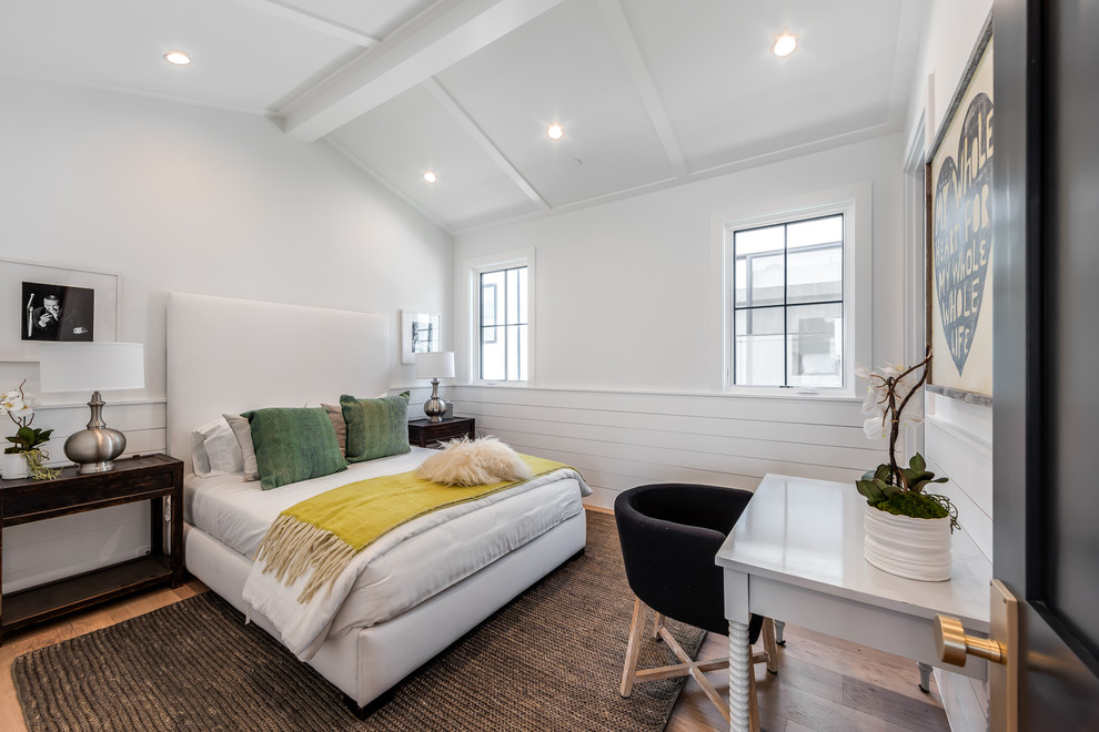 ロサンゼルスにあるトランジショナルスタイルのおしゃれな寝室 (白い壁、無垢フローリング、茶色い床)