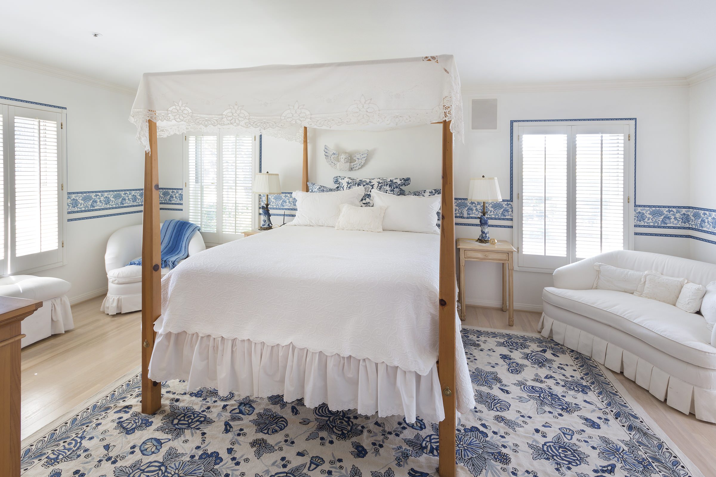 blue and white bedroom decor