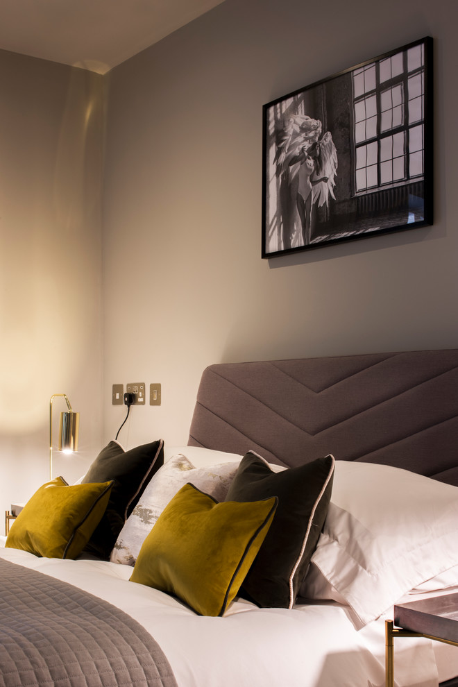Mittelgroßes Modernes Gästezimmer mit grauer Wandfarbe und hellem Holzboden in Cornwall