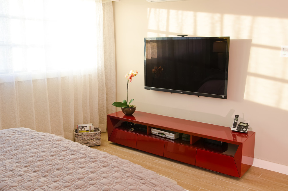 На фото: хозяйская спальня среднего размера в современном стиле с коричневыми стенами и полом из керамической плитки без камина