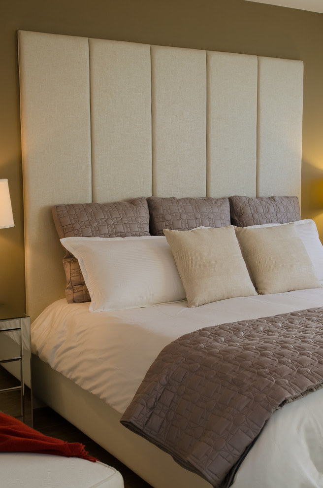 На фото: хозяйская спальня среднего размера в современном стиле с коричневыми стенами и полом из керамической плитки без камина