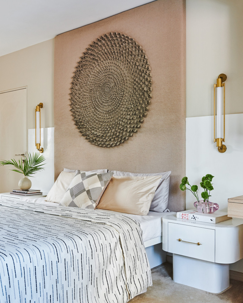 Ejemplo de dormitorio principal actual de tamaño medio con paredes beige, moqueta y suelo beige