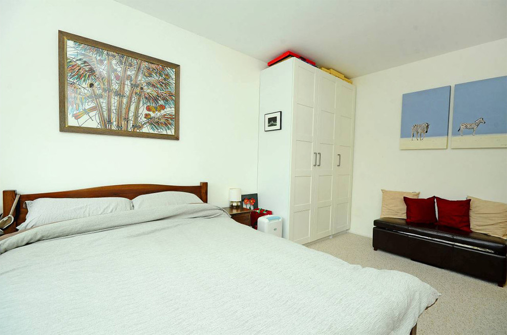 Bild på ett litet vintage sovrum, med vita väggar och heltäckningsmatta