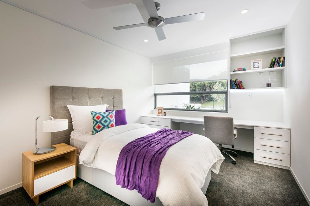 Modelo de dormitorio minimalista extra grande con paredes blancas y moqueta