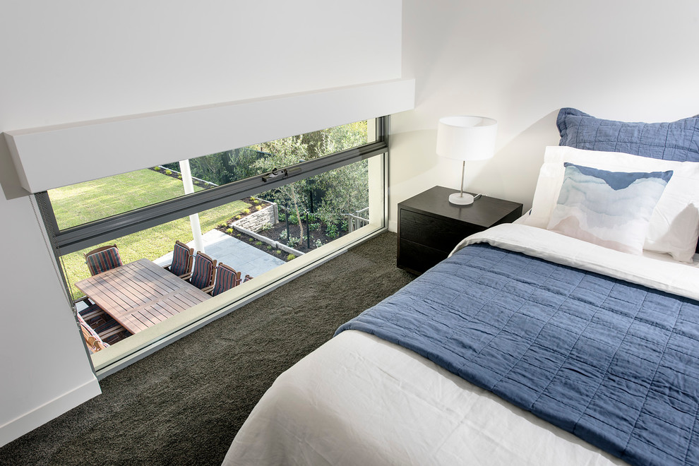Modelo de dormitorio moderno extra grande con paredes blancas y moqueta