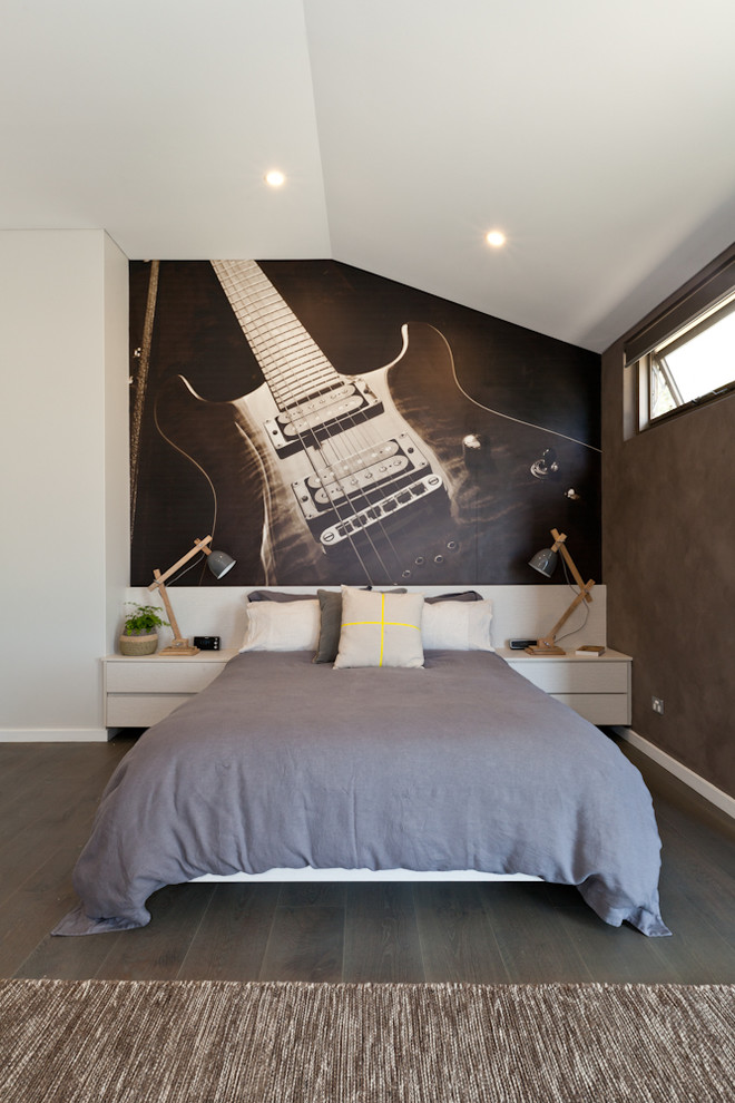 Cette photo montre une chambre scandinave avec un mur gris et parquet peint.