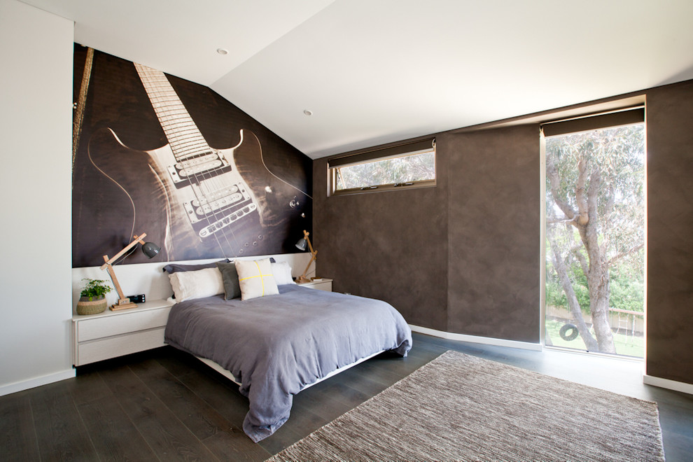 Foto di una camera da letto scandinava con pareti grigie e parquet scuro